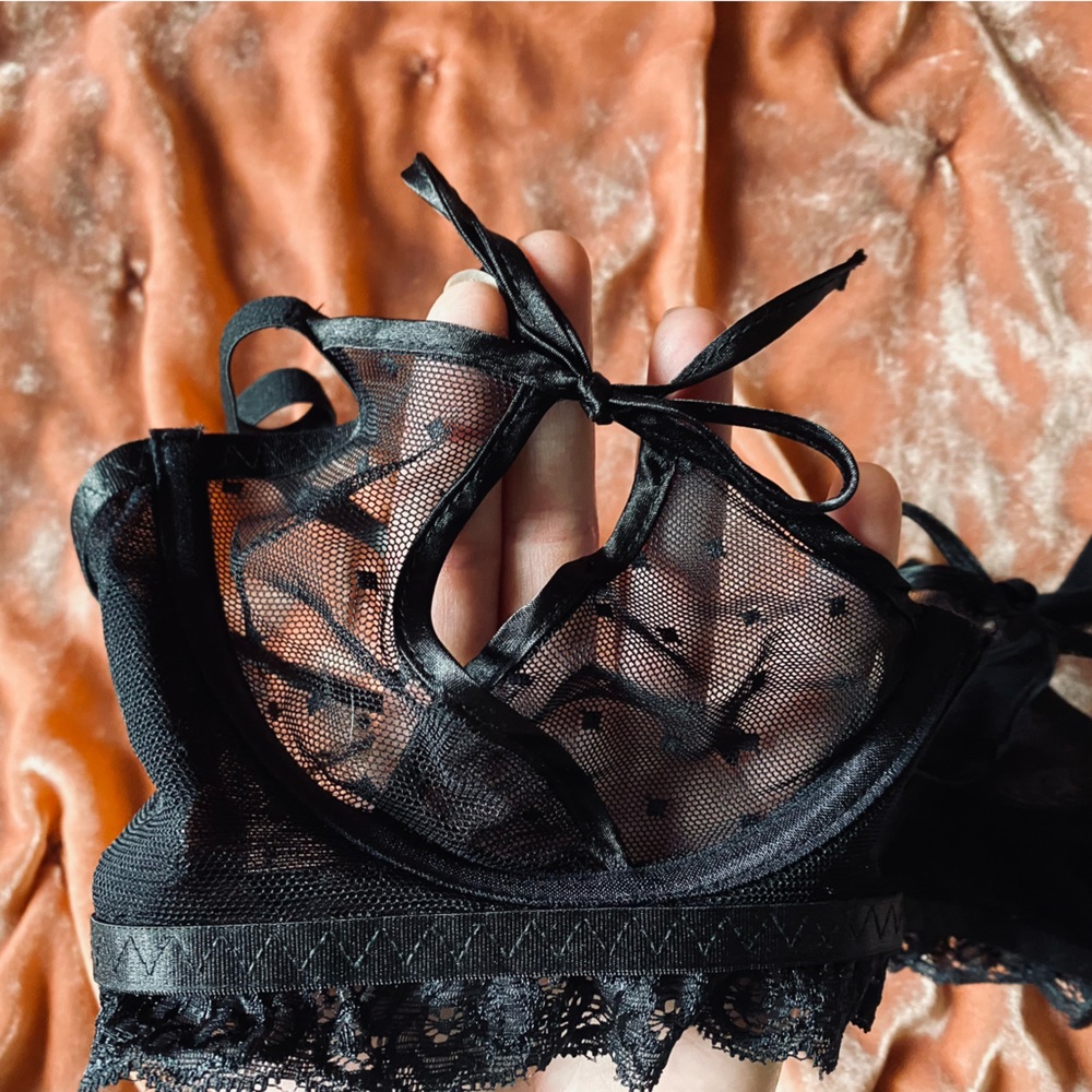 NWOT tie cup peekaboo black lace bra Size S/M